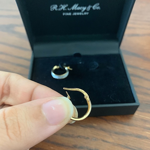 Macy’s Italian Gold Glitter Hoop Earrings in 14K Gold (20mm) - Picture 3 of 4